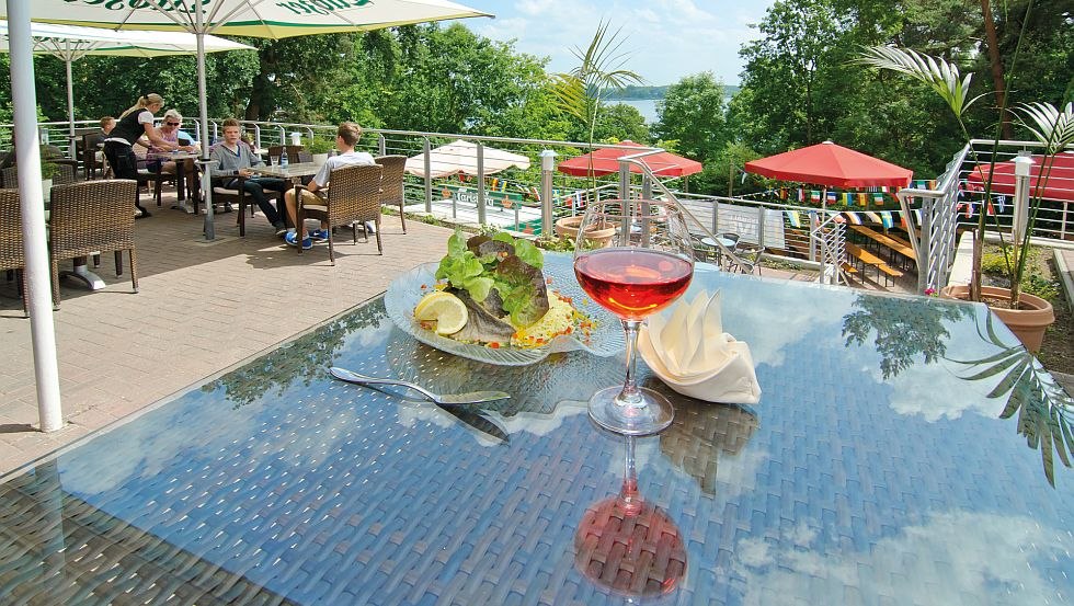 Die Sonnenterrasse mit Seeblick des Restaurant Havelberge lädt zum Verweilen ein // © Haveltourist GmbH & Co. KG Die Sonnenterrasse mit Seeblick des Restaurant Havelberge lädt zum Verweilen ein // © Haveltourist GmbH & Co. KG