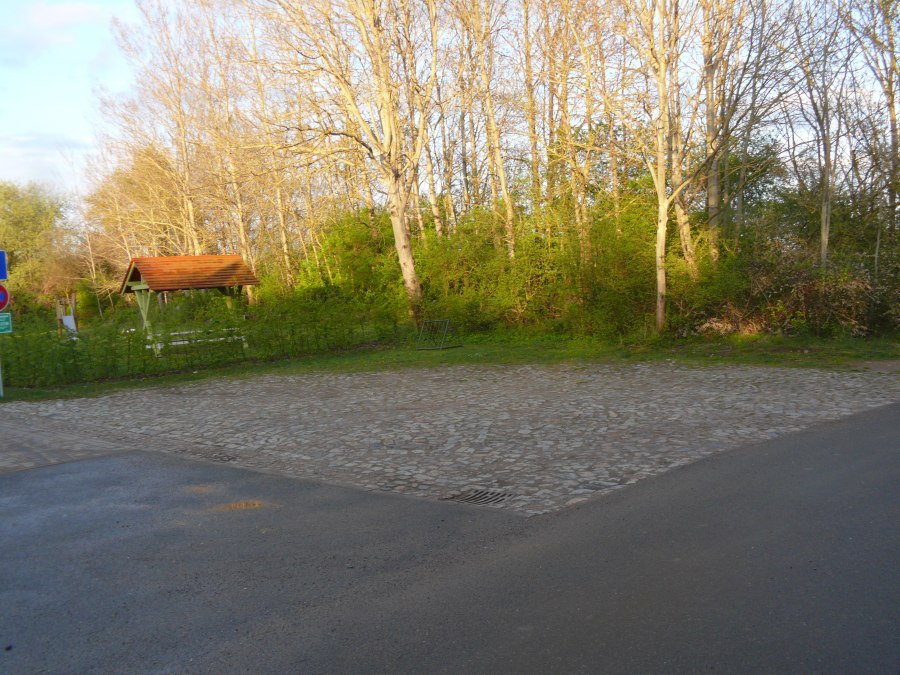 Parkplatz am Spielplatz Rambow Hof, &copy; Peter Ramsch