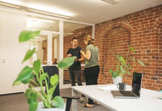 Moderner, offener B&uuml;robereich mit historischem Flair. Ideal f&uuml;r kreative Gespr&auml;che und Absprachen in einer inspirierenden Umgebung. // &copy; Michelle Dynio