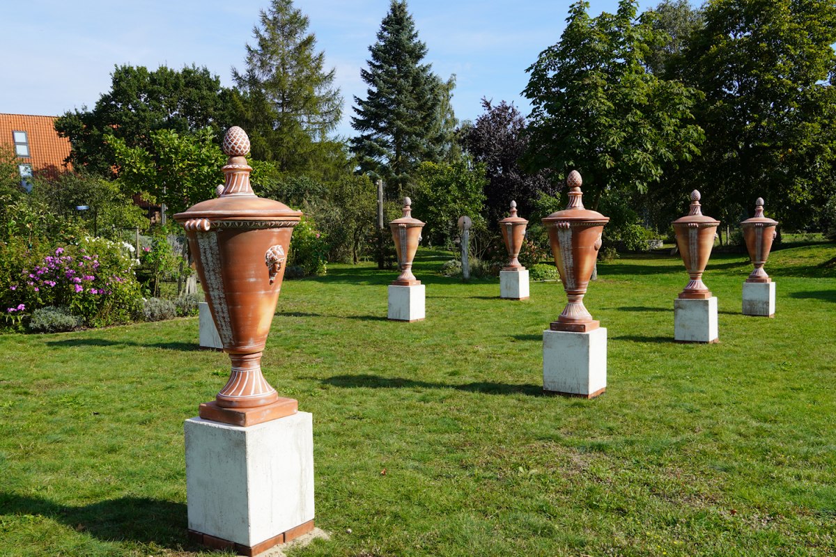 Gedraaide vazen van terra-cotta // &copy; A.von Stenglin