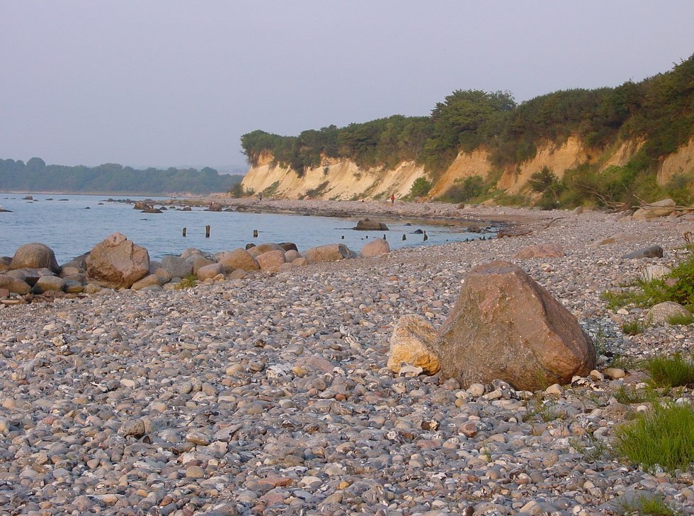 Steinstrand bei Glowe entlang niedriger Steilufer, &copy; Tourismuszentrale R&uuml;gen