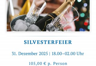 Festlich dekorierter Raum mit Buffet, Getränken und glitzernden Silvesterelementen, einladend für Feierlichkeiten. // © spreepiraten® Festlich dekorierter Raum mit Buffet, Getränken und glitzernden Silvesterelementen, einladend für Feierlichkeiten. // © spreepiraten®