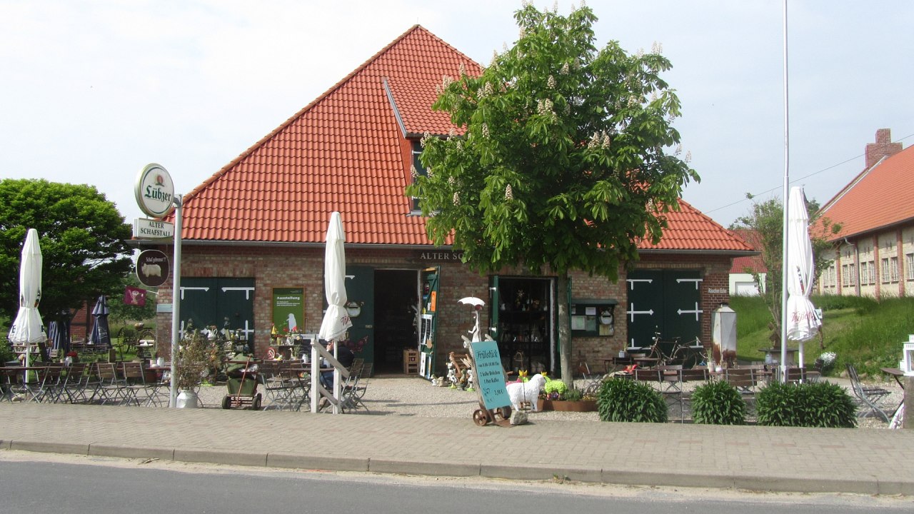 Au&szlig;enansicht Alter Schafstall in Basedow - Cafe mit kleiner Ausstellung // &copy; G. Marin-Ziegler
