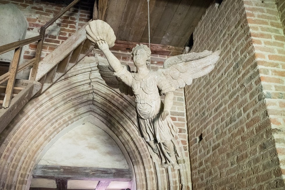 Vliegende engel bij de ingang. // &copy; Frank Burger