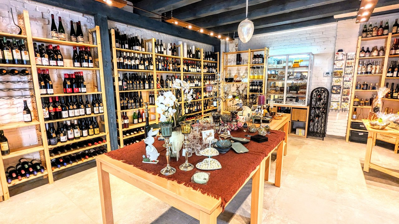 Innensortiment - Weinhaus im Hof // &copy; Leopold H&ouml;glinger