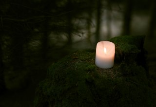 Kerze im Wald // &copy; Kaja Kadlecova