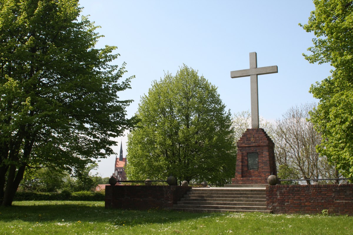 Das Granitkreuz wurde 1928 zur Erinnerung an die Christianisierung des pommerschen Adels errichtet // © Stadtinformation Usedom Das Granitkreuz wurde 1928 zur Erinnerung an die Christianisierung des pommerschen Adels errichtet // © Stadtinformation Usedom