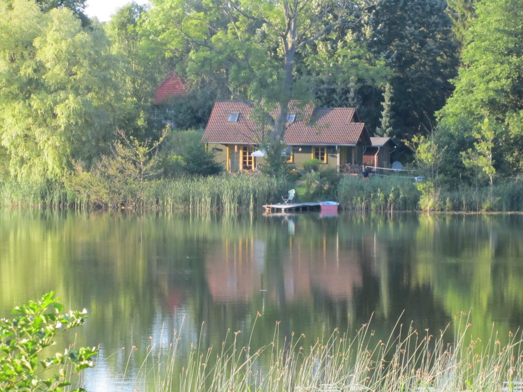 Weidenhaus - uitzicht vanaf de andere kant van het meer // &copy; Ewald Krombholz