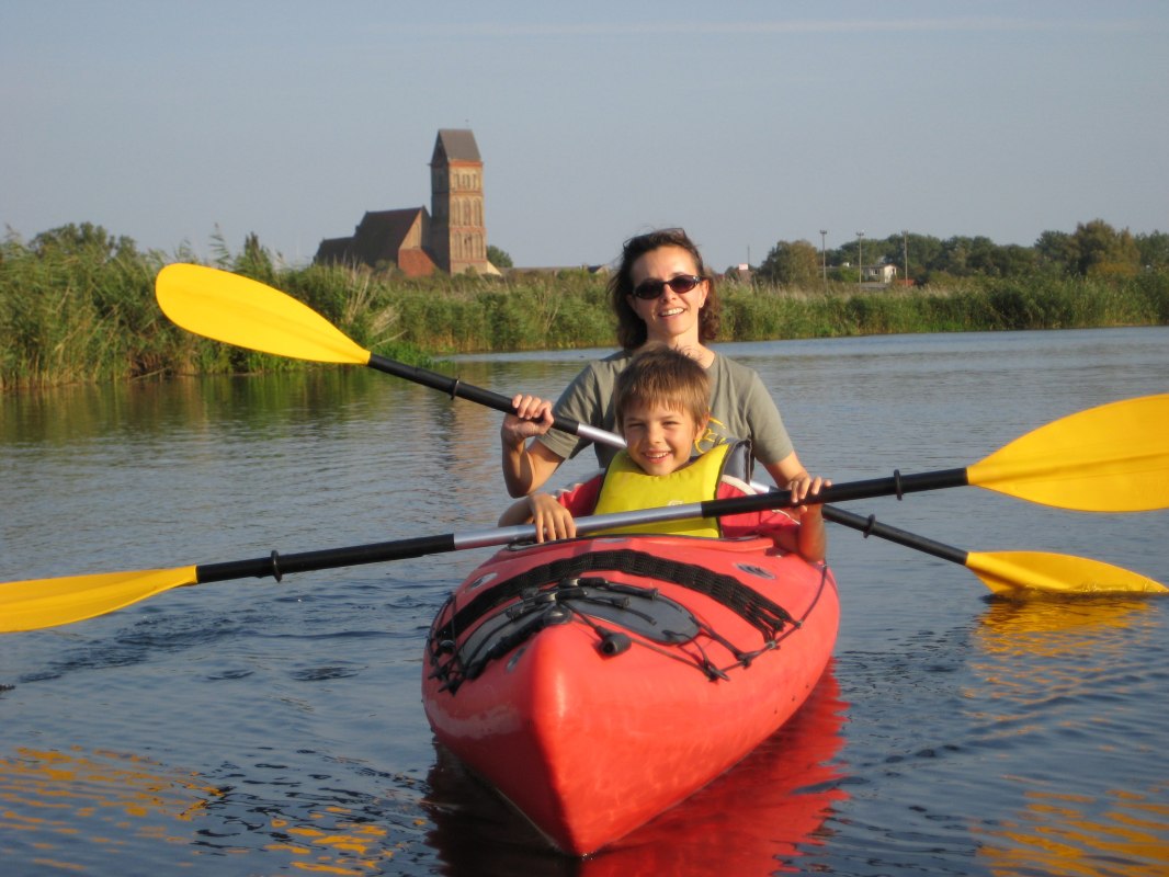 Paddeln auf der Peene ist kinderleicht, da es kaum Str&ouml;mung und keine Wehre oder Staustufen gibt. // &copy; Abenteuer Flusslandschaft