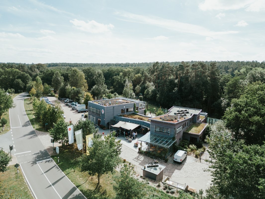 Das Besucherzentrum des Bärenwald Müritz liegt eingebettet zwischen dichtem Wald und weitem Himmel. Von hier aus führen Wege durch das 16 Hektar große Schutzgebiet bei Stuer, wo gerettete Braunbären ein neues Leben finden. Ein Ausflugsziel, das Naturschutz erlebbar macht und zum Staunen einlädt. // © 1000seen.de Das Besucherzentrum des Bärenwald Müritz liegt eingebettet zwischen dichtem Wald und weitem Himmel. Von hier aus führen Wege durch das 16 Hektar große Schutzgebiet bei Stuer, wo gerettete Braunbären ein neues Leben finden. Ein Ausflugsziel, das Naturschutz erlebbar macht und zum Staunen einlädt. // © 1000seen.de