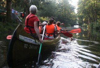 Im Gro&szlig;canadier auf dem Schaalseekanal // &copy; Schaalsee-Camp/Schydelko