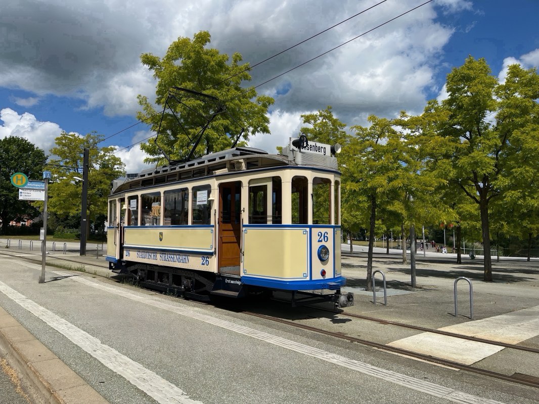 Historischer Triebwagen 26 am Bertha-Klingberg-Platz // © Nahverkehr Schwerin GmbH (NVS) Historischer Triebwagen 26 am Bertha-Klingberg-Platz // © Nahverkehr Schwerin GmbH (NVS)