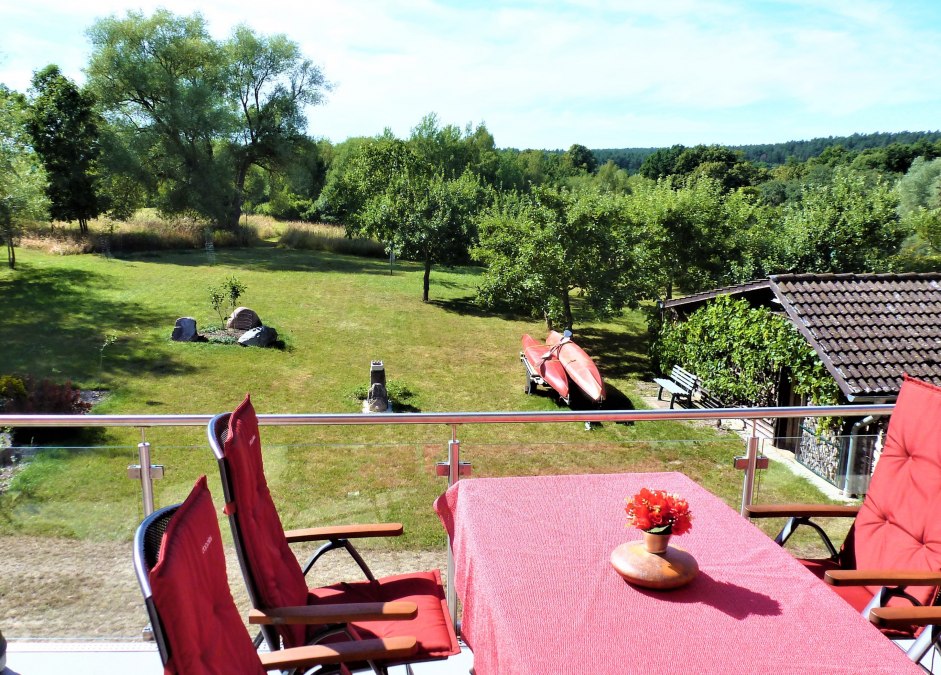 Aussicht vom Balkon zur Liegewiese mit Lagerfeuerplatz, &copy; Manfred Sohn