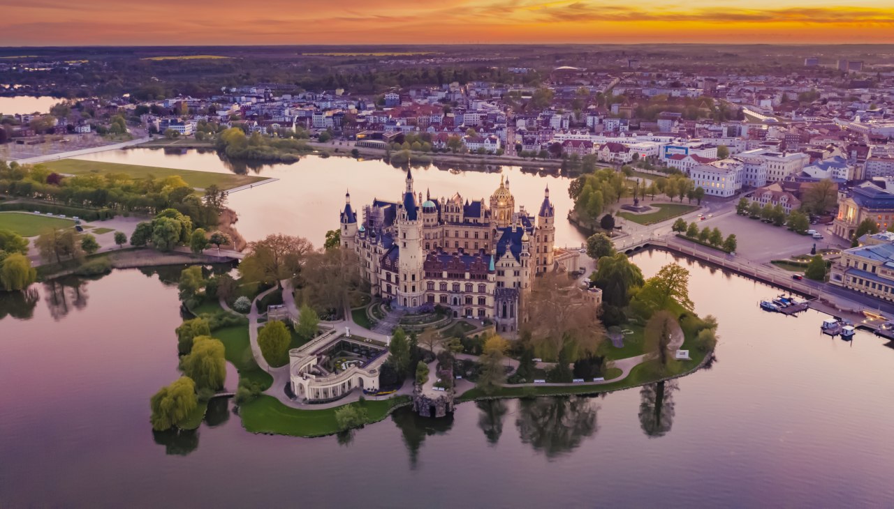 Traumhafte Lage: Schloss Scherin auf einer kleinen Insel im Schweriner See, © SSGK MV / Timm Allrich Traumhafte Lage: Schloss Scherin auf einer kleinen Insel im Schweriner See, © SSGK MV / Timm Allrich