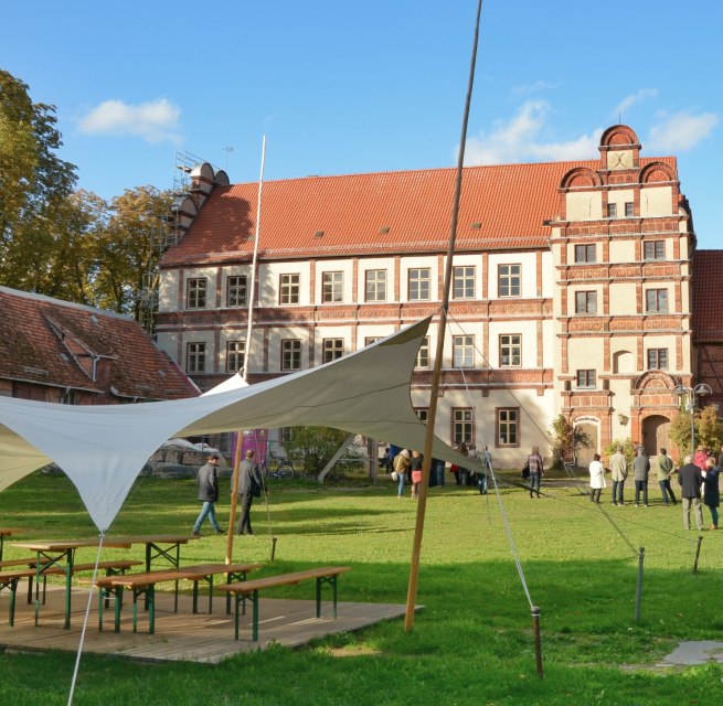 Der Innenhof des Schlosses Gadebusch bei einer Veranstaltung., &copy; Tourismusverband Mecklenburg-Schwerin e.V.