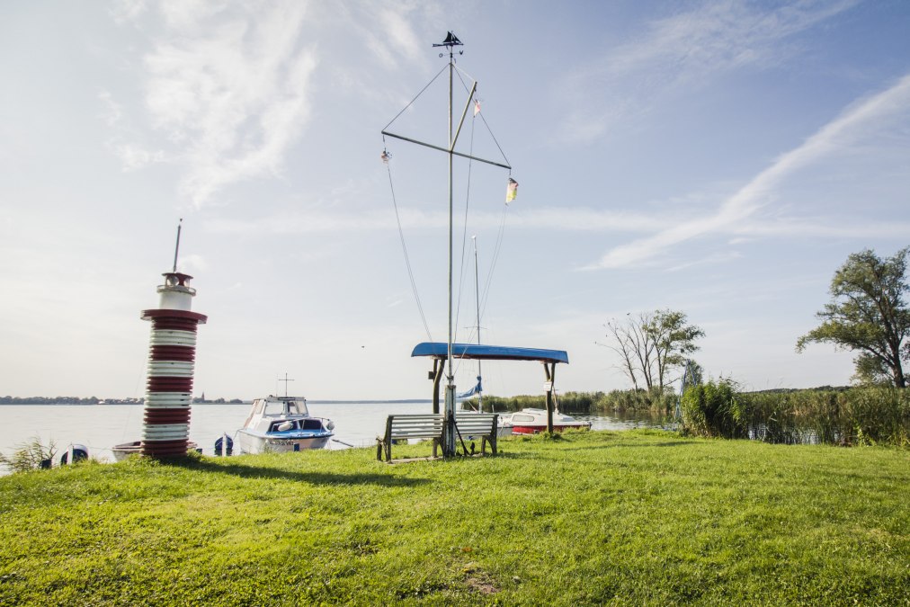 Am kleinen Anleger gemütlich sitzen mit Blick über das Haff nach Neuwarp (Polen), © Philipp Schulz Am kleinen Anleger gemütlich sitzen mit Blick über das Haff nach Neuwarp (Polen), © Philipp Schulz