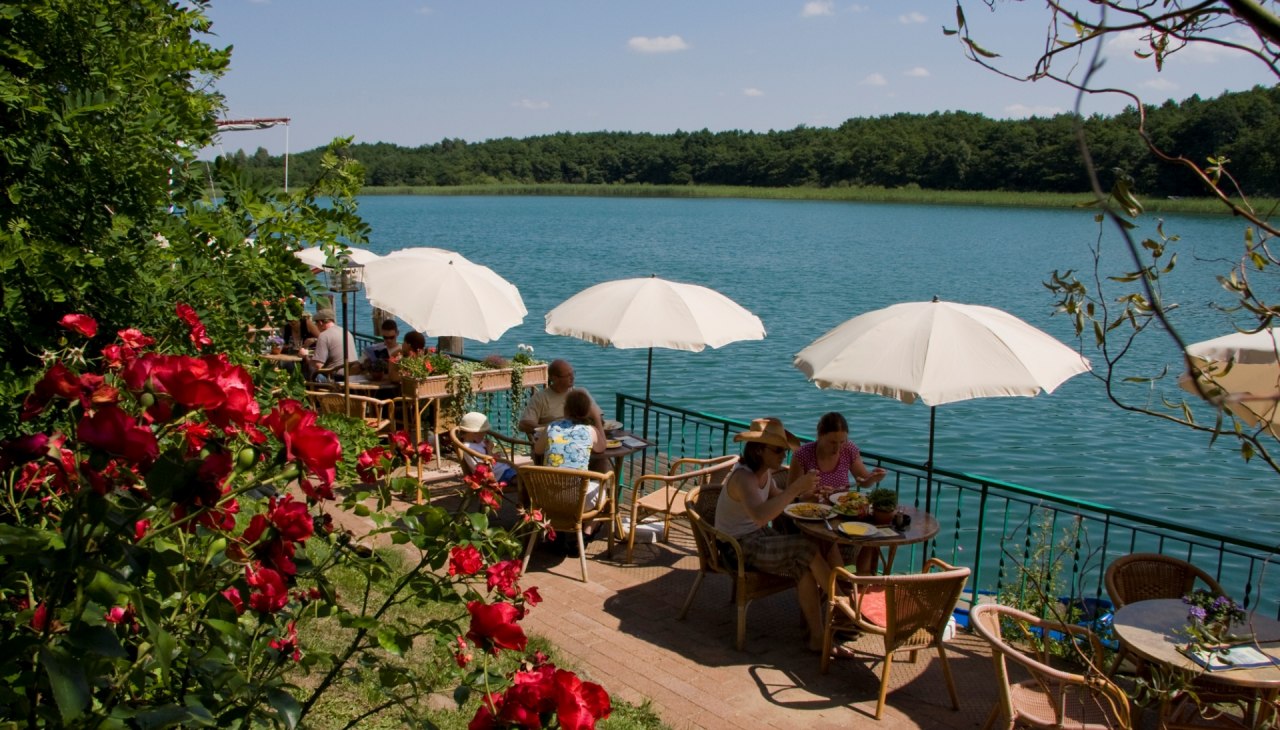 Uitzicht op het water vanaf het terras aan het meer, © Altes Zollhaus Uitzicht op het water vanaf het terras aan het meer, © Altes Zollhaus