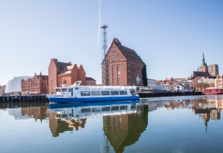 Hafentouren Stralsund mit dem Fahrgastschiff "Altef&auml;hr". // &copy; Wei&szlig;e Flotte GmbH