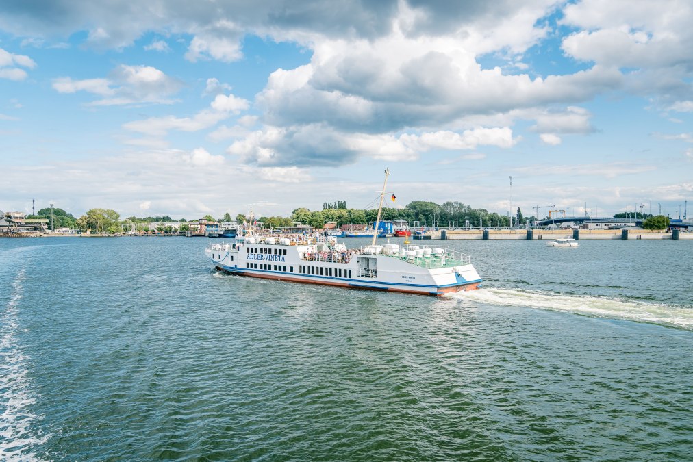 Die "MS" Vineta aus der Flotte der Adler Schiffe f&auml;hrt durch den Hafen Swinem&uuml;nde, &copy; Mirko Boy