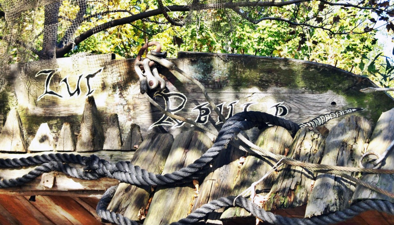 Toon rokerij "Zur Reuse" in de haven van Althagen, © Marie Klusv Toon rokerij "Zur Reuse" in de haven van Althagen, © Marie Klusv