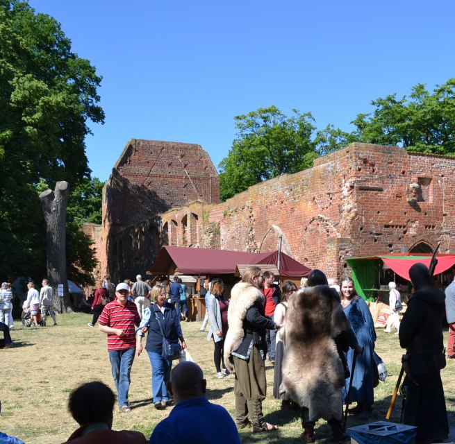 Buntes Markttreiben auf dem Eldenaer Klostermarkt 2016 // © Universitäts- und Hansestadt Greifswald Buntes Markttreiben auf dem Eldenaer Klostermarkt 2016 // © Universitäts- und Hansestadt Greifswald