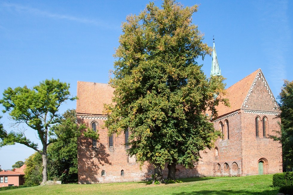 die Kirche Neukloster von der Südwestseite // © Frank Burger die Kirche Neukloster von der Südwestseite // © Frank Burger