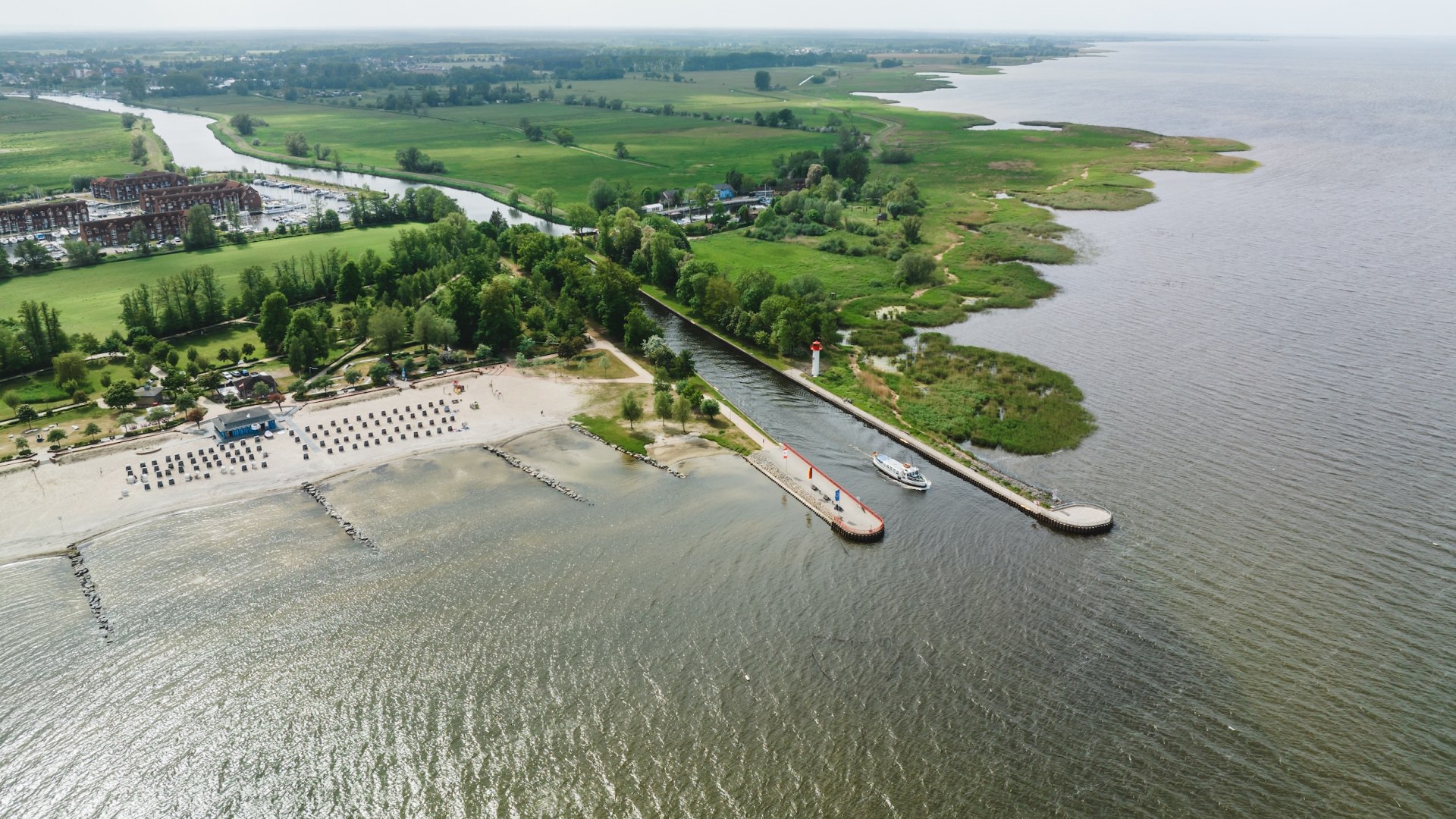 Von Ueckerm&uuml;nde f&auml;hrt die Fahrradf&auml;hre &uuml;ber das Stettiner Haff bis nach Usedom. Sch&ouml;nste Aussichten f&uuml;r die beiden Freundinnen inklusive. , &copy; TMV/Gross