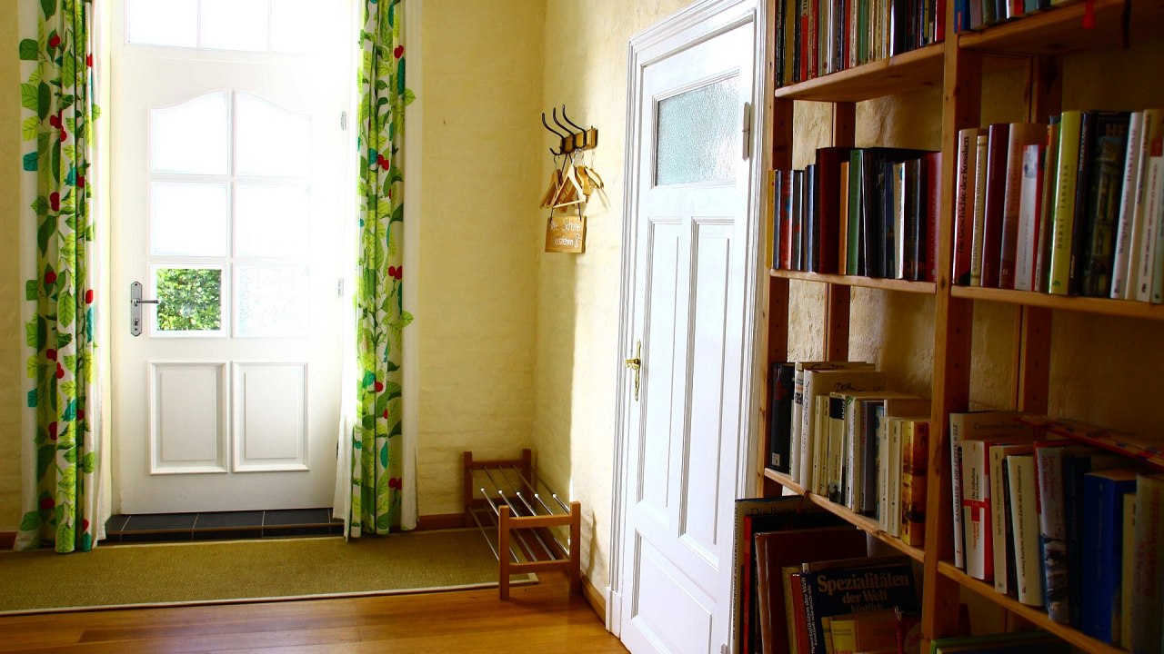 Eingangsbereich mit Bücherregal // © Andrea Keil Eingangsbereich mit Bücherregal // © Andrea Keil
