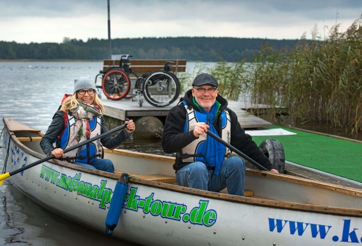 Im Müritz-Nationalpark gibt es abgesenkte Stege, die auch Rollstuhfahrenden den Zugang zu den Kanus ermöglichen., © TMV/Ulrich