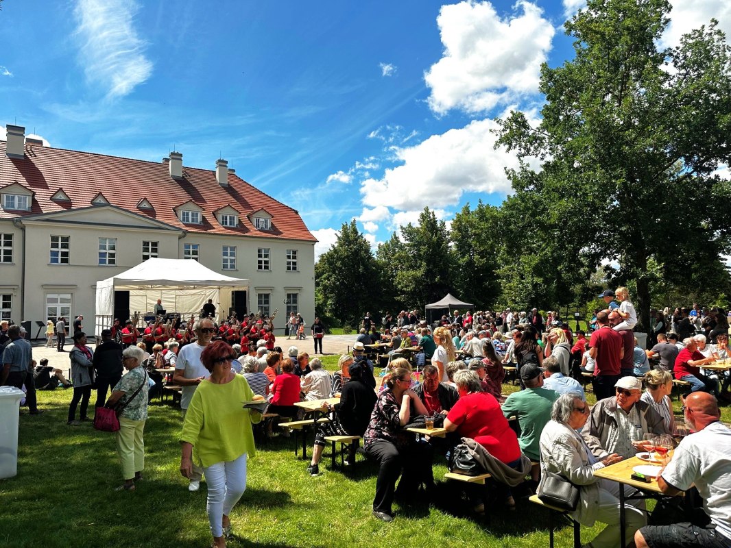 Weinblütenfest Schloss Rattey 2024 // © Weingut Schloss Rattey | Inselmühle Usedom GmbH Weinblütenfest Schloss Rattey 2024 // © Weingut Schloss Rattey | Inselmühle Usedom GmbH