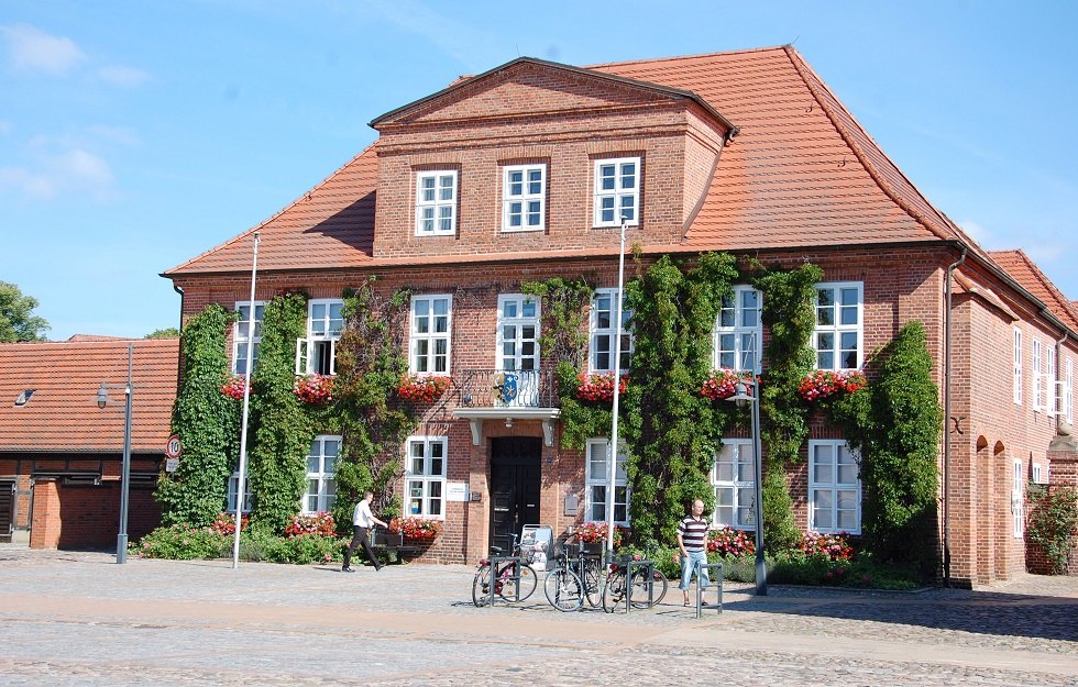 Das heutige Rathaus war urspr&uuml;nglich eine Carton-Fabrique und das Gerichtshaus. // &copy; Gabriele Skorupski