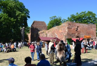 Buntes Markttreiben auf dem Eldenaer Klostermarkt 2016 // &copy; Universit&auml;ts- und Hansestadt Greifswald
