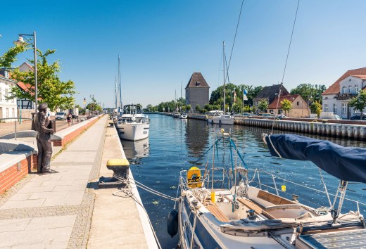 Der Ueckermünder Stadthafen beherbergt nicht nur die historische Kogge, sondern auch den barrierefrei konzipierten Rolli-Segler., © TMV/Süß