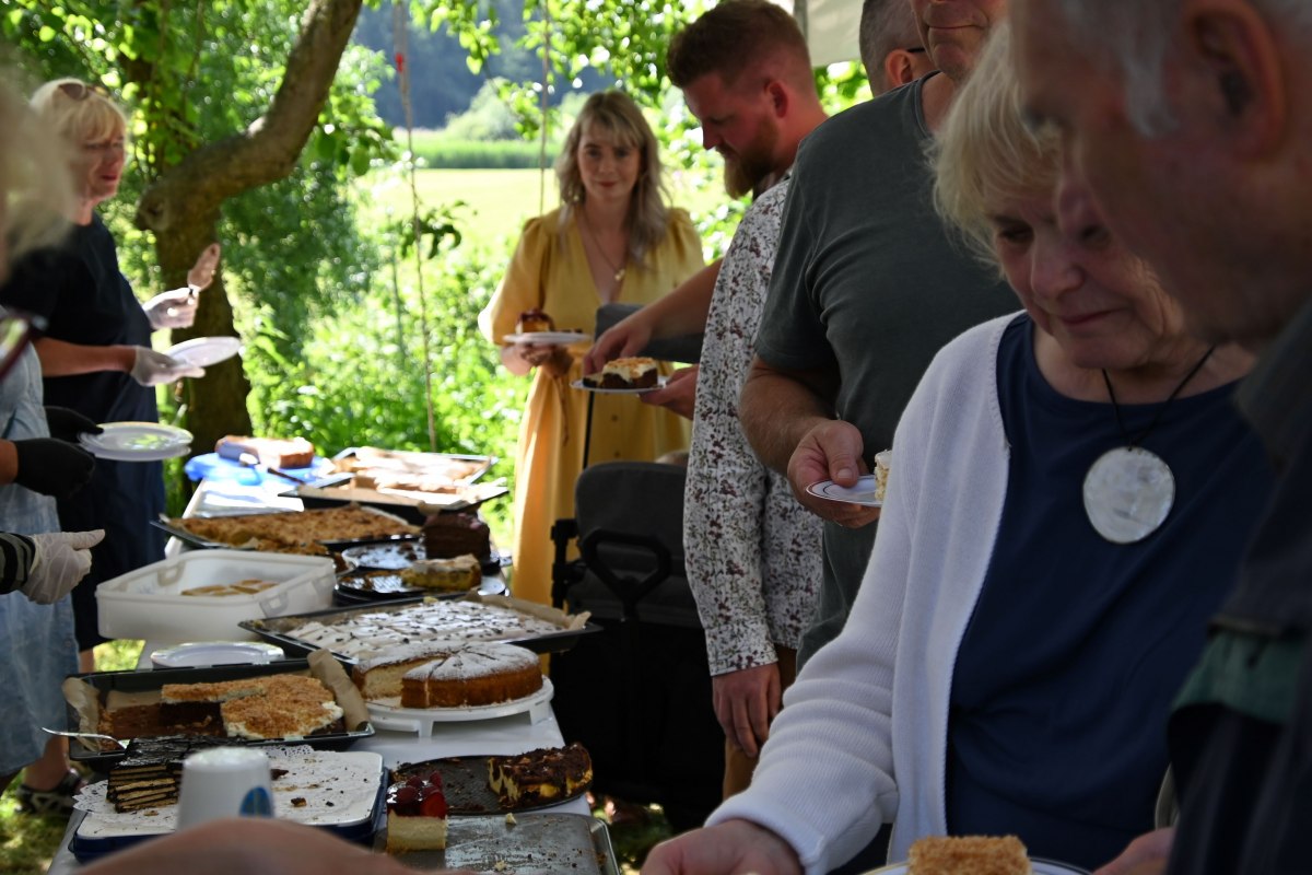 Großes Kuchenbufett beim Sommerfest im Pfarrgarten, ausreichend Sitzplätze im Schatten sind garantiert. // © Sabrina Lampe Großes Kuchenbufett beim Sommerfest im Pfarrgarten, ausreichend Sitzplätze im Schatten sind garantiert. // © Sabrina Lampe