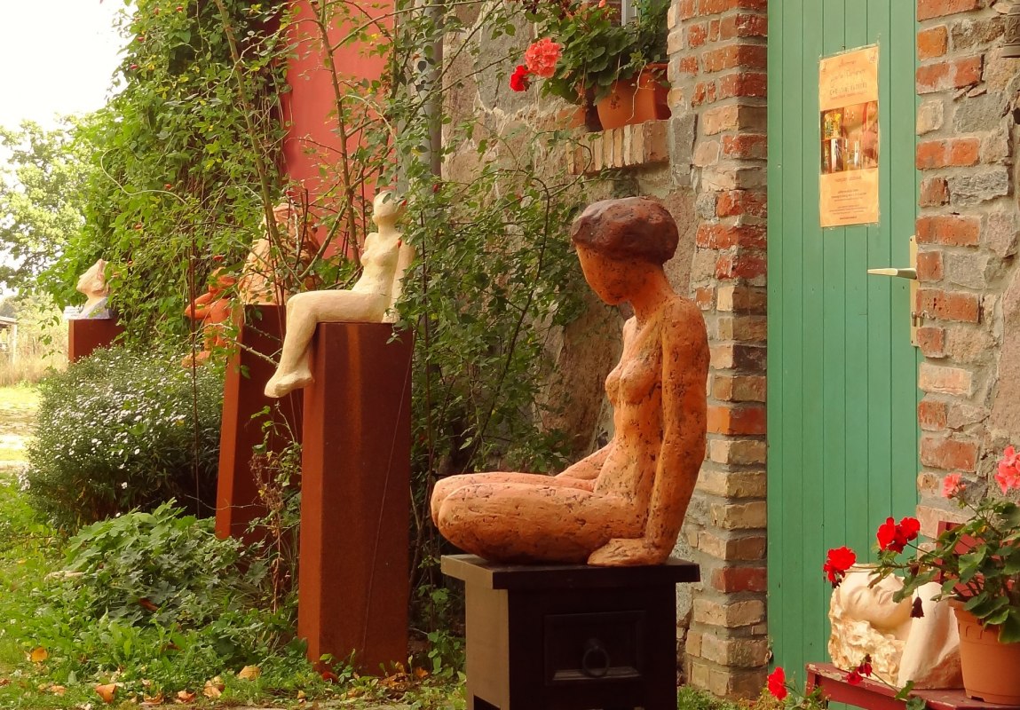 Plastiken am Eingang laden zum Eintreten ein, &copy; Christine Radecke