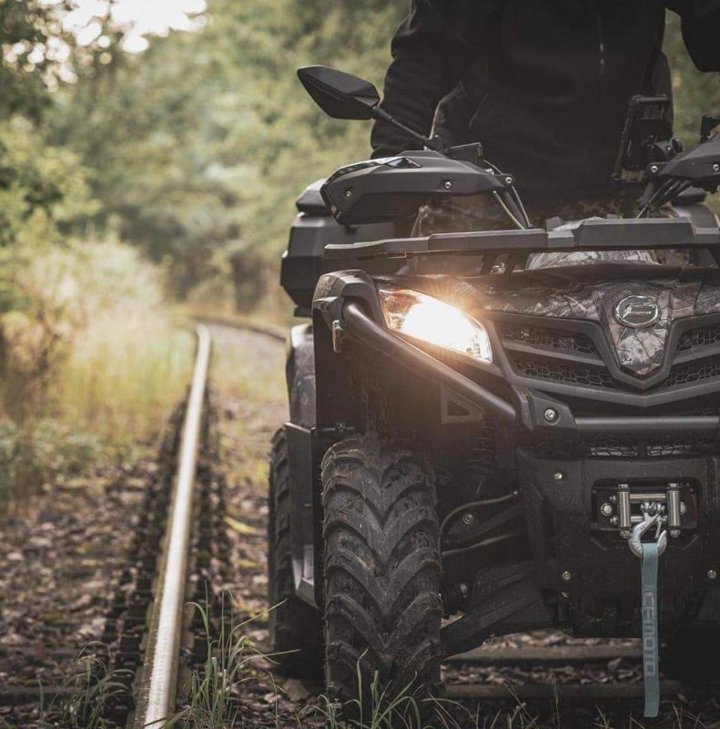 Quadrijden op een natuurvriendelijk parcours tijdens een begeleide tocht van Eichi&rsquo;s Landtour in het Mecklenburgse merengebied. // &copy; Eichis Landtour