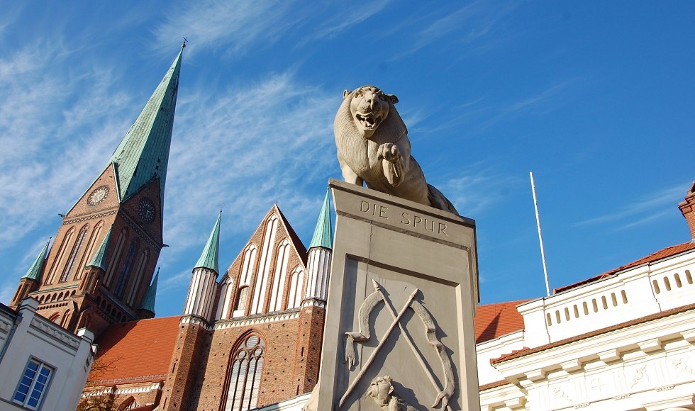 Het Leeuwenmonument herdenkt de stichter van de stad, Hendrik de Leeuw. // &copy; Gabriele Skorupski