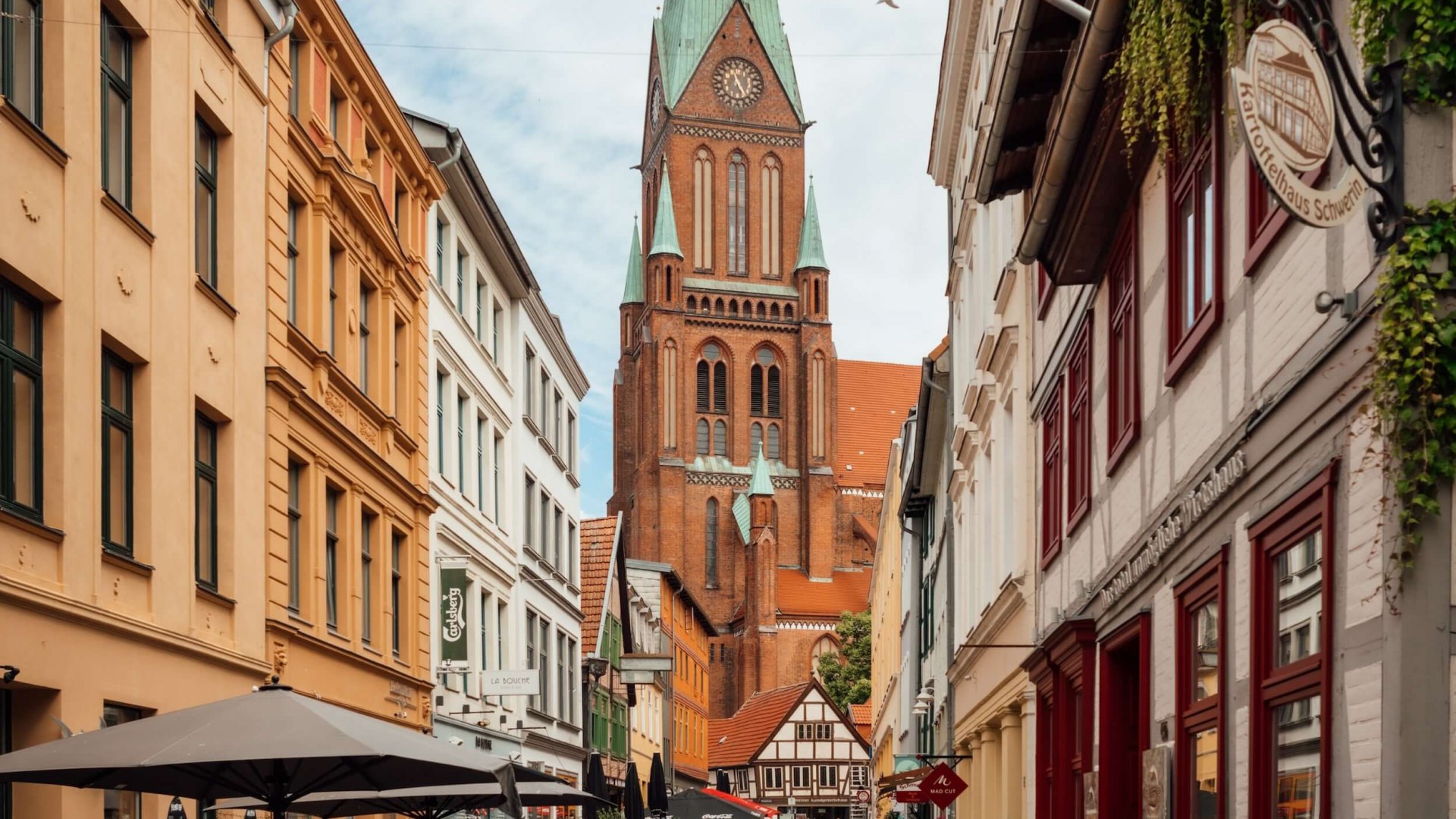 Blick auf den Schweriner Dom aus der Buschstra&szlig;e in Schwerin