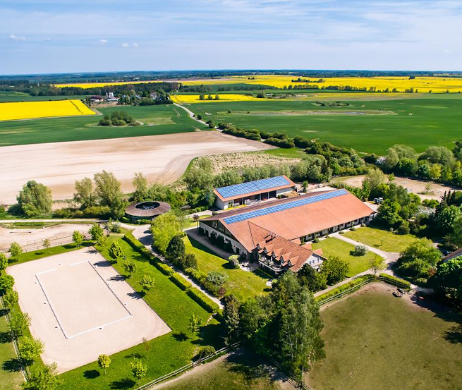 Blick &uuml;ber den Hof Peenetal und den angrenzenden Kummerower See // &copy; J. Bombis