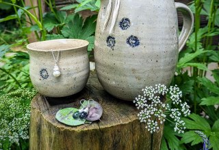 Keramik (Sandra Rothe) und Schmuck (Carolin Stoppa) // © Carolin Stoppa Keramik (Sandra Rothe) und Schmuck (Carolin Stoppa) // © Carolin Stoppa