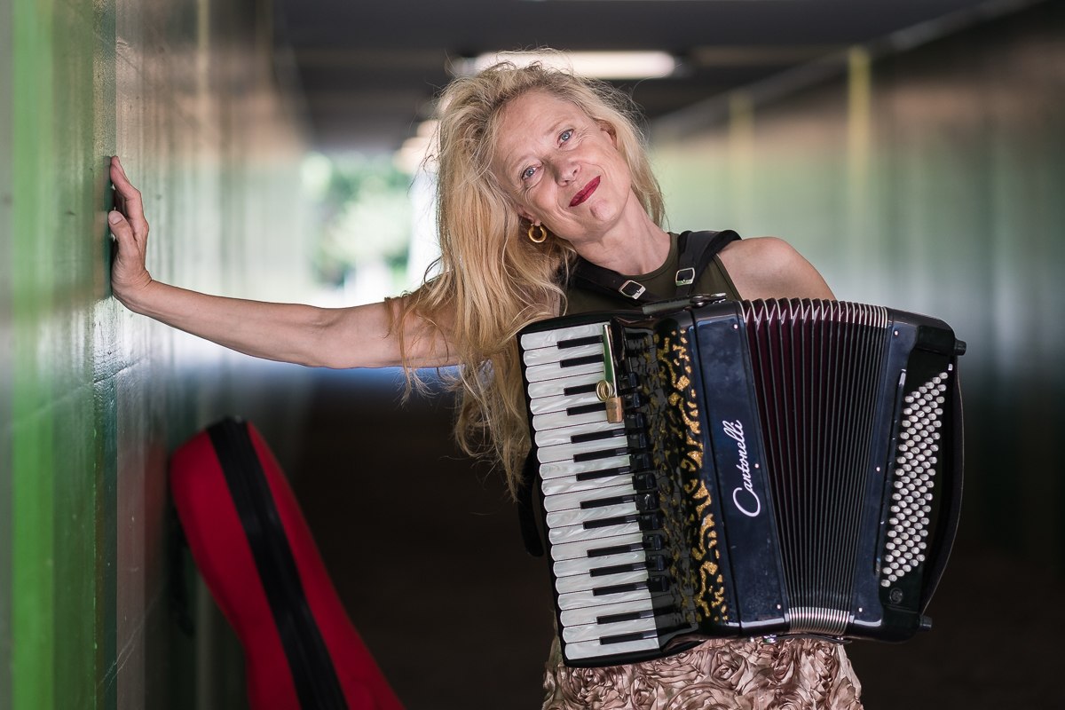 Sommerkonzert mit THE CAT&lsquo;S BACK alias Anne Harmsen im Rosengarten,Pfarrhaus Tollensesee.Ticket: https://www.yesticket.org/event/de/love-is-in-the-air-anne-harmsen-singt-30-05-26/ // &copy; Anne Harmsen