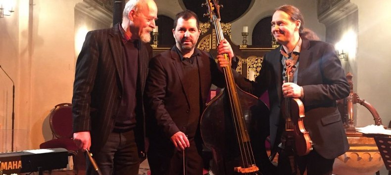 &copy; Tr&oslash;stesang