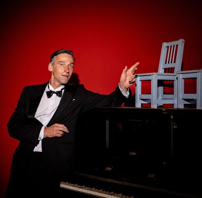 VorstellBar – das bedeutet Talk & Show & Musik mit Conférencier Hannes Rittig und Andreas Dziuk am Klavier + Spielzeit 26/27 Theater Vorpommern // © Peter Van Heesen VorstellBar – das bedeutet Talk & Show & Musik mit Conférencier Hannes Rittig und Andreas Dziuk am Klavier + Spielzeit 26/27 Theater Vorpommern // © Peter Van Heesen