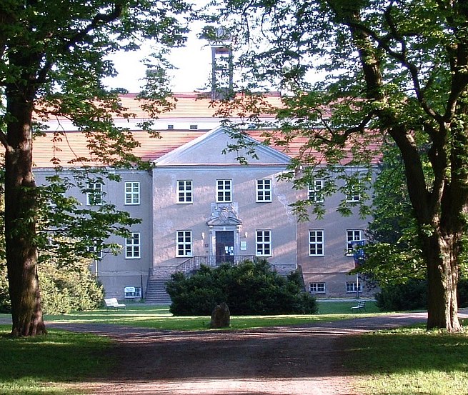 Kastanienallee zum Barockschloss Griebenow mit Portal und Ehrenhof // © Barockschloß zu Griebenow e.V. Kastanienallee zum Barockschloss Griebenow mit Portal und Ehrenhof // © Barockschloß zu Griebenow e.V.