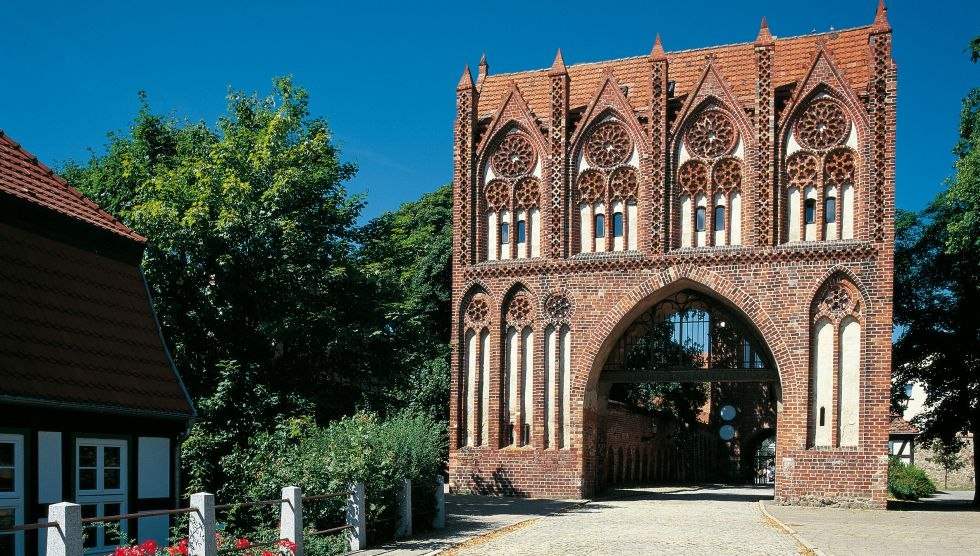 De vier bakstenen poorten in Neubrandenburg in Mecklenburg en de 2.300 meter lange stadsmuur worden beschouwd als architectonische monumenten van Europees niveau. De Stargardpoort met zijn delicate decoratieve elementen is waarschijnlijk de mooiste. // &copy; TMV/Werk3