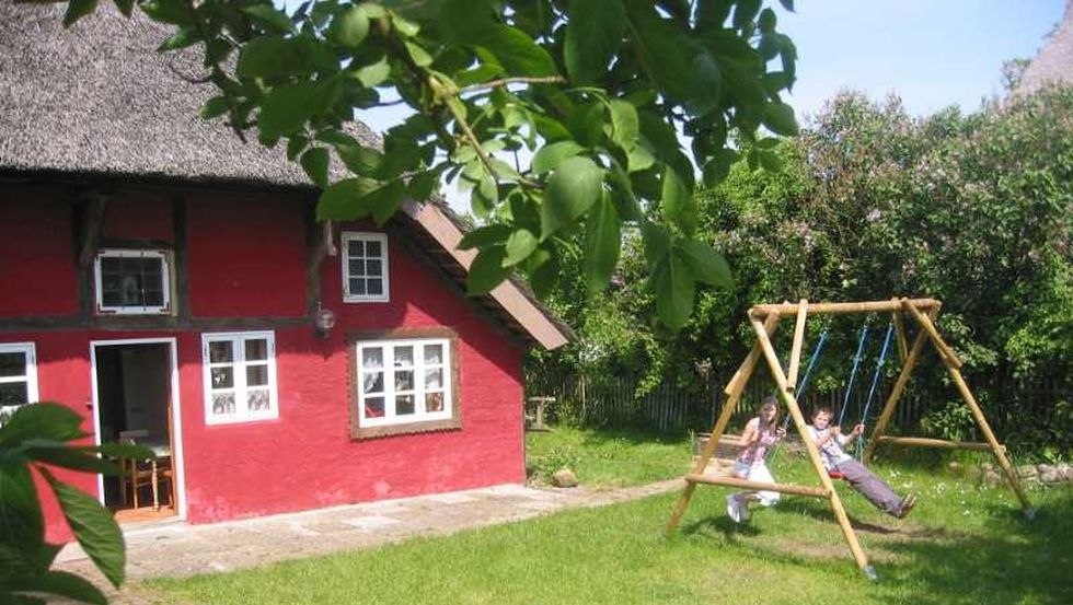 Barbecueën of ontspannen - de tuin biedt hier alle ruimte voor, © Ferien in der Reetdachkate/Koop Barbecueën of ontspannen - de tuin biedt hier alle ruimte voor, © Ferien in der Reetdachkate/Koop