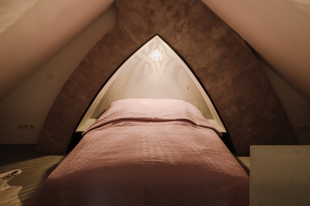 Schlafbereich im Dachgeschoss eines der Künstler-Studios // © Gutshaus Hessenburg / Philipp Obkircher Schlafbereich im Dachgeschoss eines der Künstler-Studios // © Gutshaus Hessenburg / Philipp Obkircher