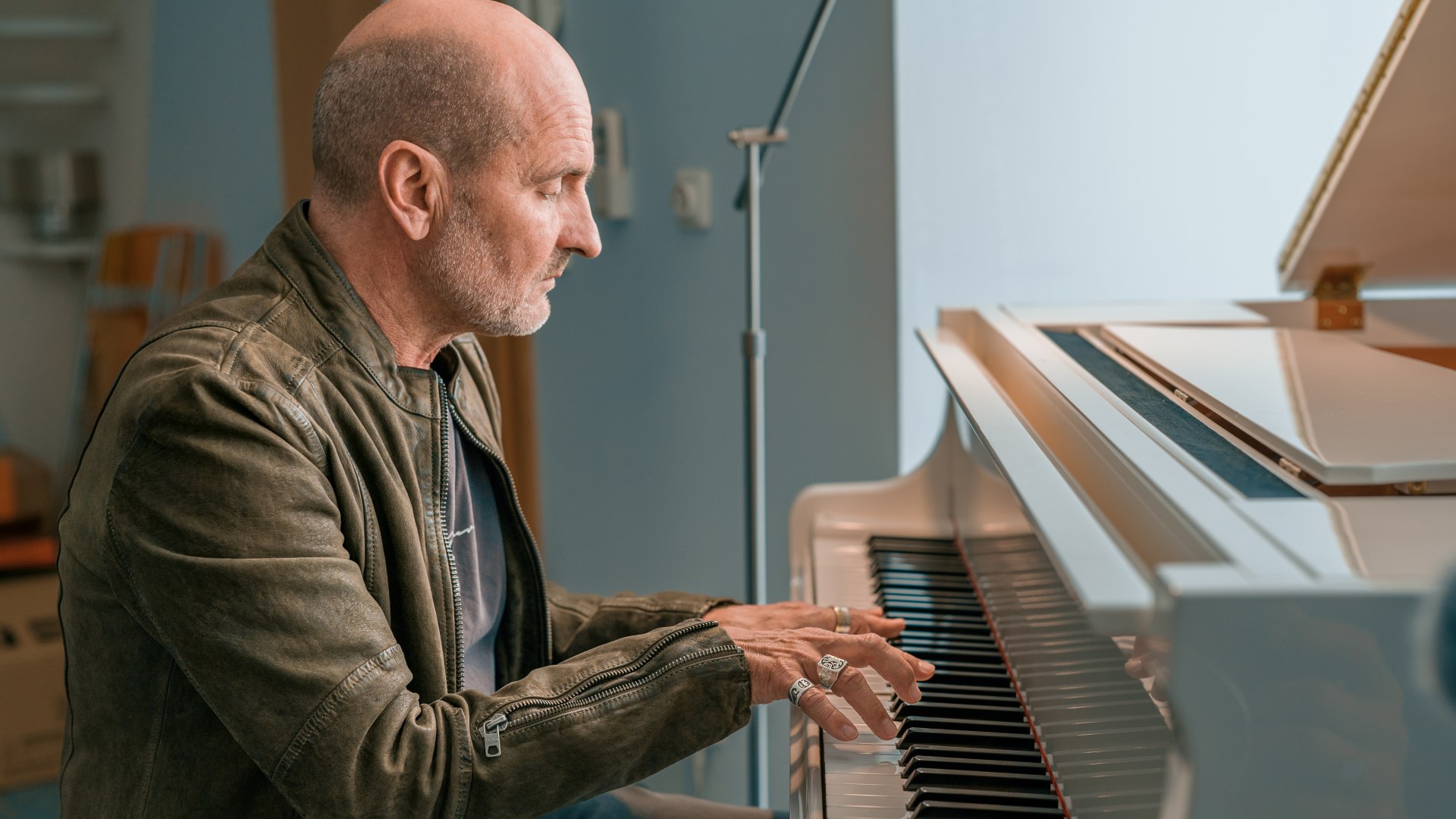 Der Pianist und Komponist Lutz Gerlach aus Ahrenshoop sitzt an seinem Flügel und spielt