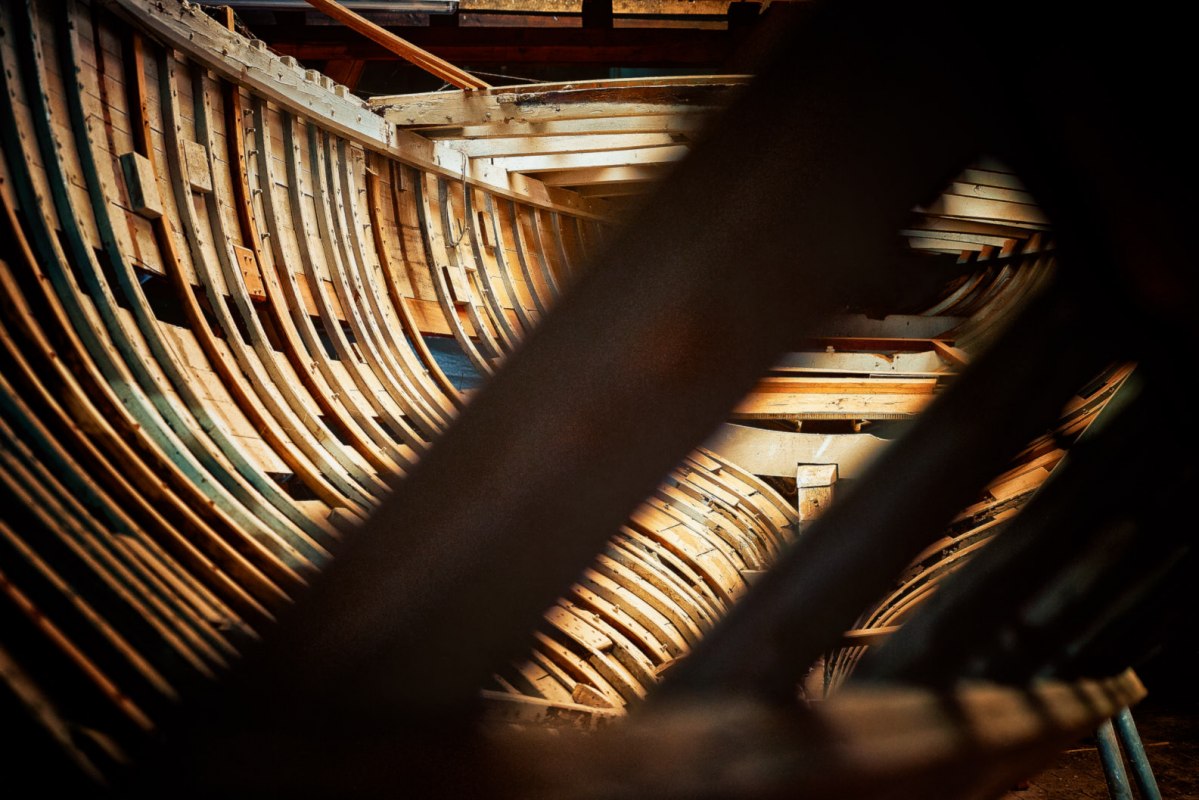 Traditionelles Bootsbauer-Handwerk in der Bootswerft Freest // &copy; MV-T@pocha.de