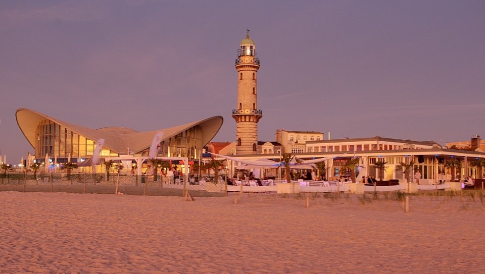 Warnem&uuml;nder Wahrzeichen - Leuchtturm und Teepott, &copy; Carsten Pescht